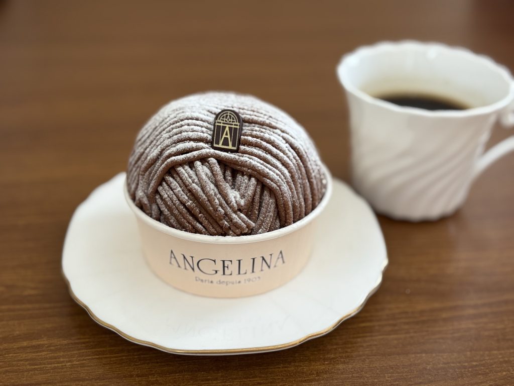 コーヒーと一緒に味わうアンジェリーナのモンブラン