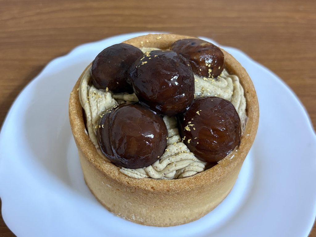 お皿にのせたカノザのモンブランフォンデュ