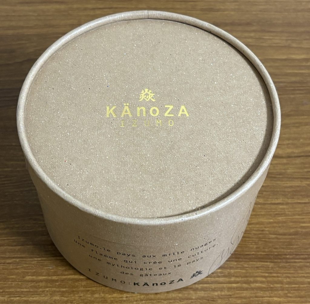 KAnoZAのロゴが入った丸い箱