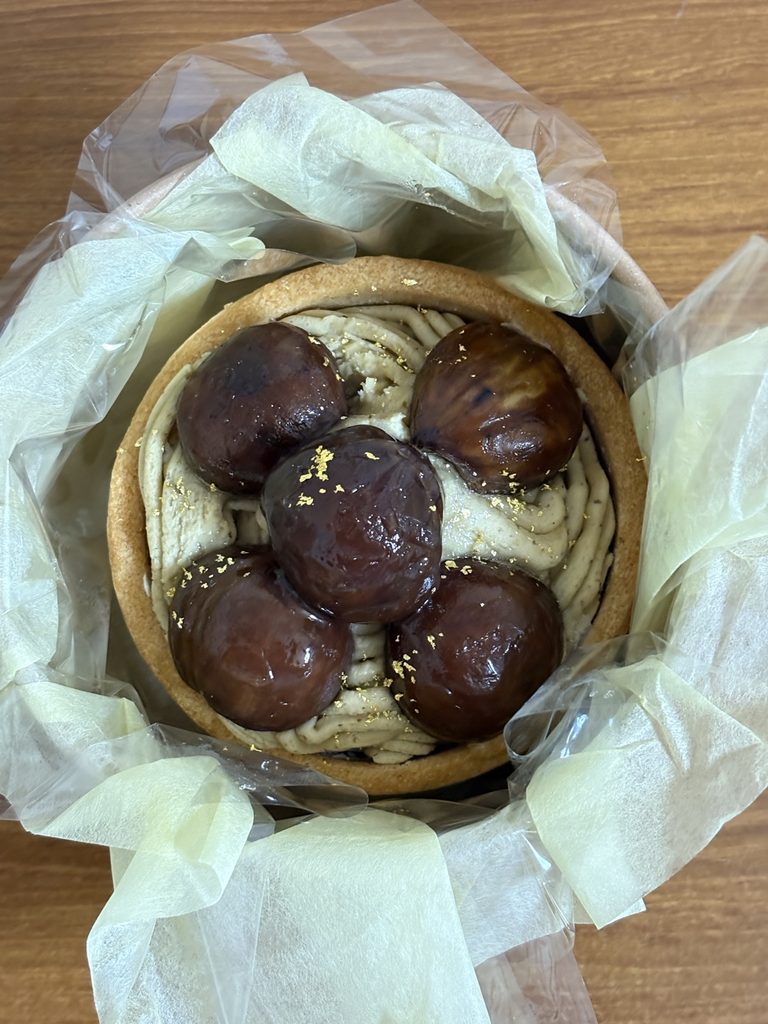 薄紙に包まれたモンブランフォンデュ
