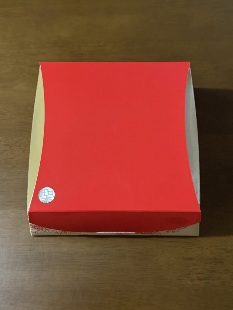 ストロベリーフィールズの特製モンブランが入った赤い箱
