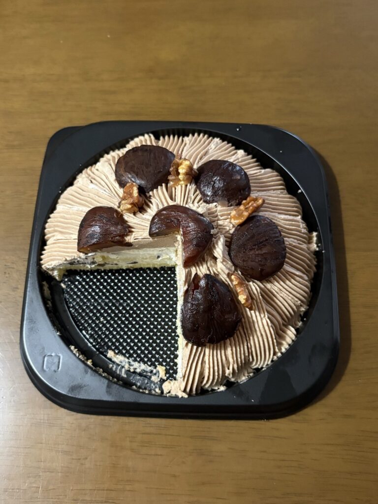 4分の1を切り分けたストロベリーフィールズの特製モンブラン