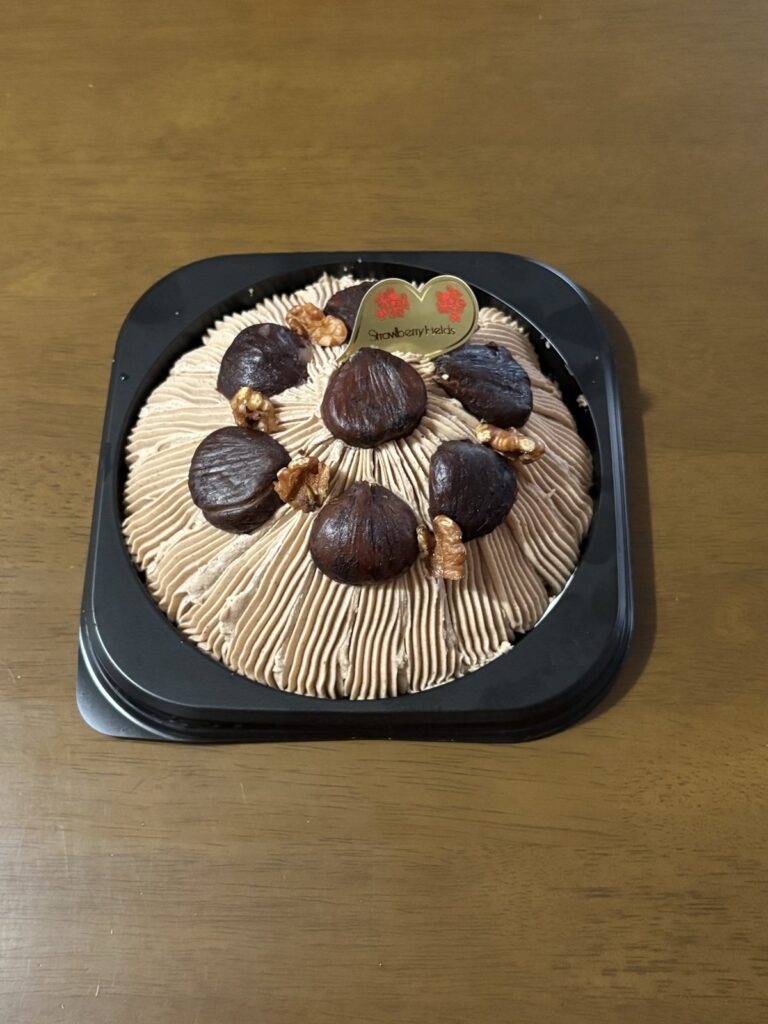 渋皮栗とクルミがのった特製モンブラン