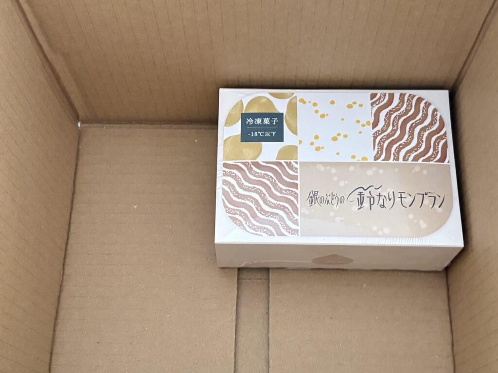 ダンボールの中に入った鈴なりモンブランの箱