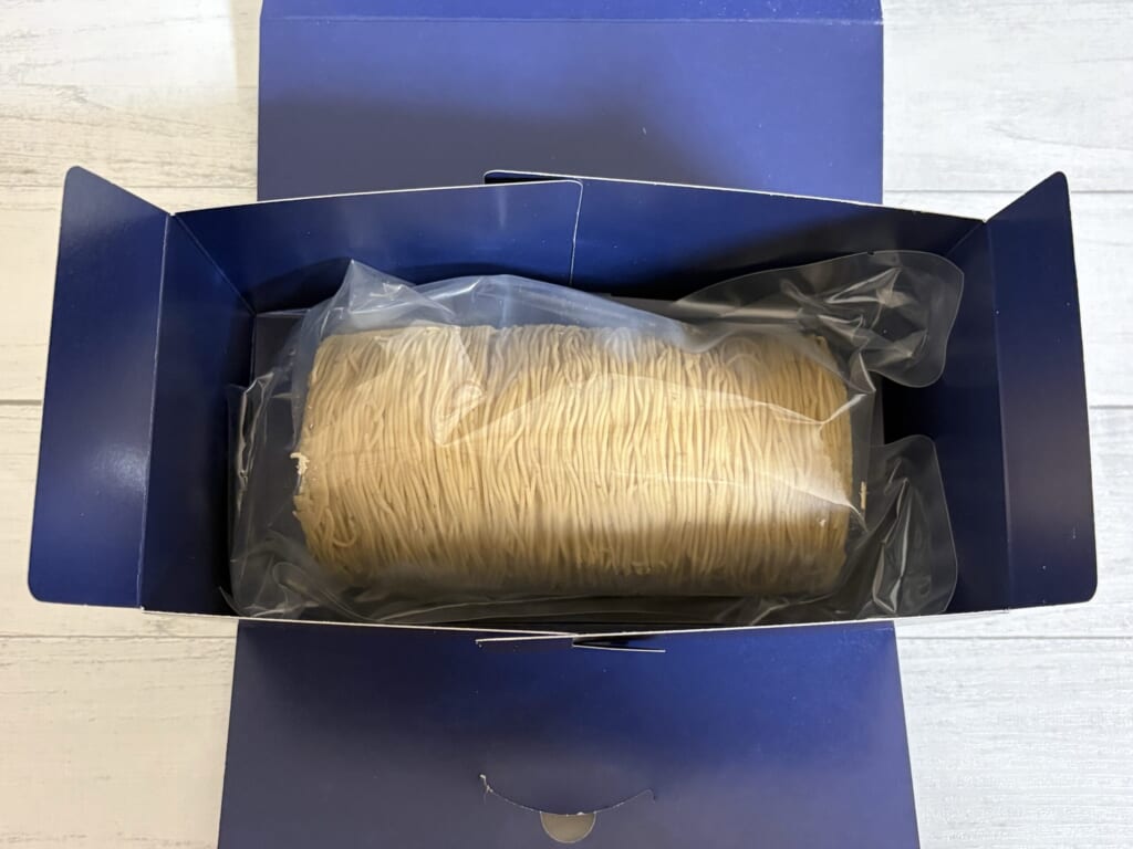 紺色の箱の中に入った袋入りの栗真希