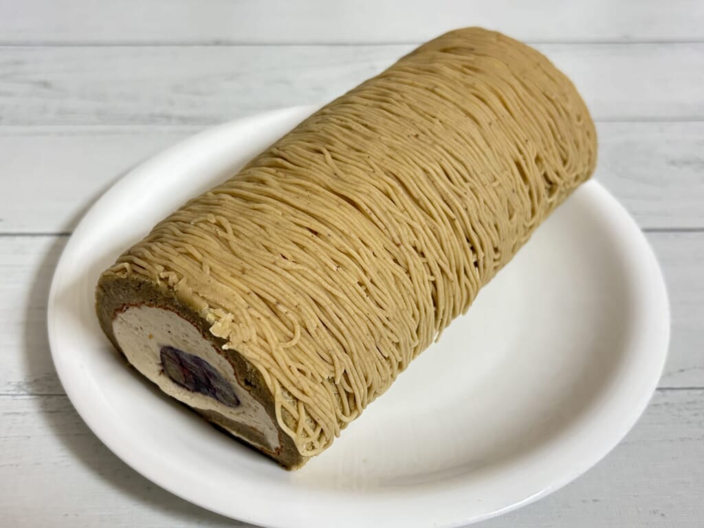 お皿にのせた栗真希。端の断面に栗が見える