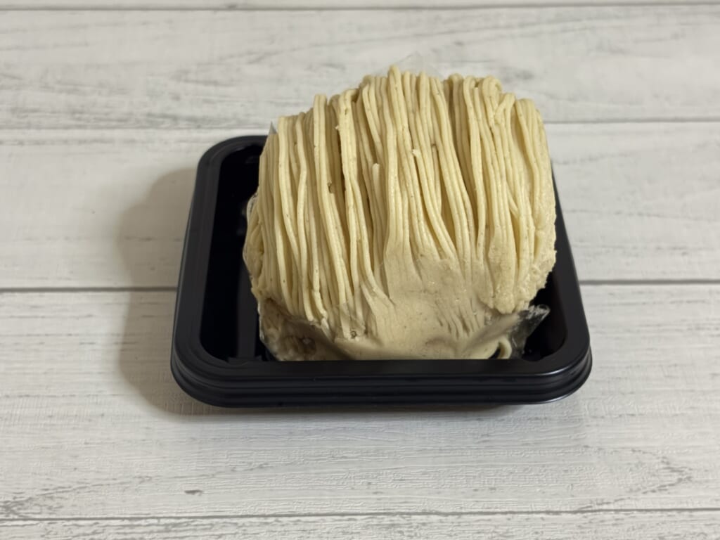 フタを外した笠間モンブラン。細いマロンクリームがしぼられている