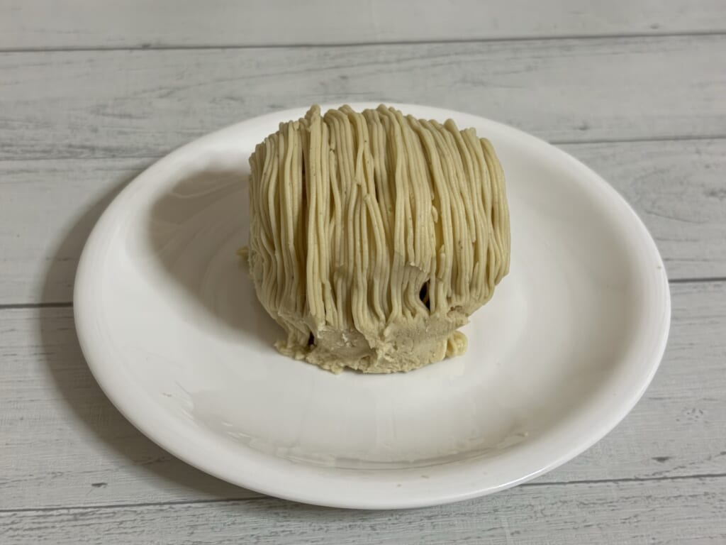 直径17cmのお皿にのせた笠間モンブラン